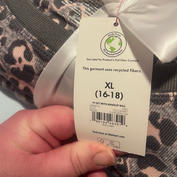 New Secret Treasures 3 Gray Piece Pajama Set with Cosmetic Bag. Size XL (16-18) - Picture 4 of 6